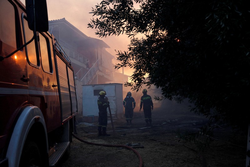 Pemandangan rumah yang hancur akibat kebakaran hutan di desa Kryoneri, dekat Athena, Yunani, 26 Juli 2025. Pemandangan rumah yang hancur akibat kebakaran hutan di desa Kryoneri, dekat Athena, Yunani, 26 Juli 2025. (REUTERS/Alkis Konstantinidis)
