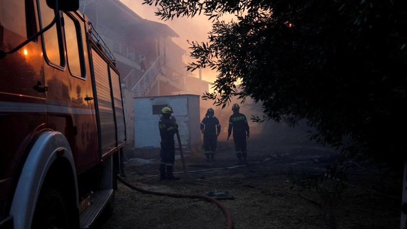 Pemandangan rumah yang hancur akibat kebakaran hutan di desa Kryoneri, dekat Athena, Yunani, 26 Juli 2025. (REUTERS/Alkis Konstantinidis)