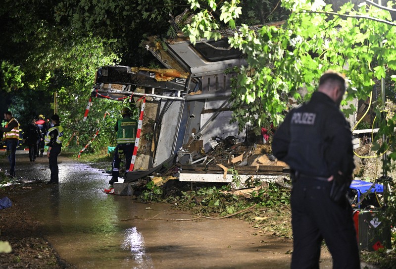 Petugas darurat bekerja di lokasi kereta lokal tergelincir yang menyebabkan kematian beberapa penumpang, di Riedlingen dekat Biberach, Jerman, 27 Juli 2025. (REUTERS/Markus Ulmer)