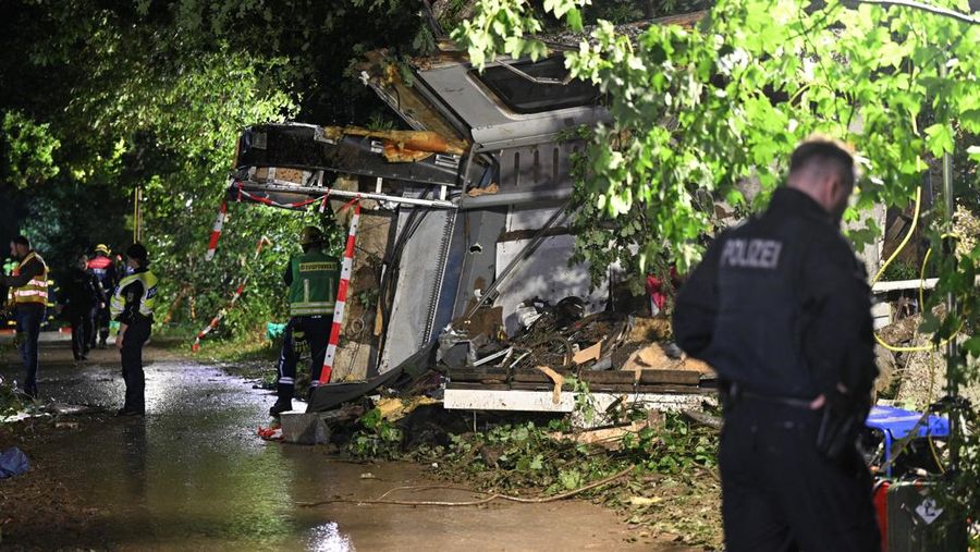 Petugas darurat bekerja di lokasi kereta lokal tergelincir yang menyebabkan kematian beberapa penumpang, di Riedlingen dekat Biberach, Jerman, 27 Juli 2025. (REUTERS/Markus Ulmer)