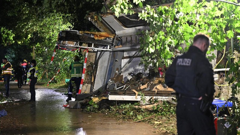 Petugas darurat bekerja di lokasi kereta lokal tergelincir yang menyebabkan kematian beberapa penumpang, di Riedlingen dekat Biberach, Jerman, 27 Juli 2025. (REUTERS/Markus Ulmer)
