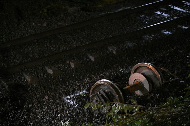 Petugas darurat bekerja di lokasi kereta lokal tergelincir yang menyebabkan kematian beberapa penumpang, di Riedlingen dekat Biberach, Jerman, 27 Juli 2025. (REUTERS/Markus Ulmer)
