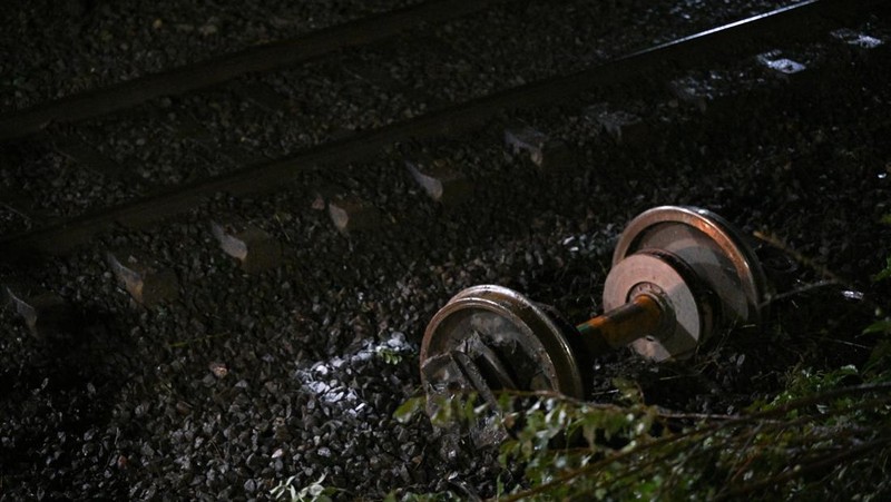Petugas darurat bekerja di lokasi kereta lokal tergelincir yang menyebabkan kematian beberapa penumpang, di Riedlingen dekat Biberach, Jerman, 27 Juli 2025. (REUTERS/Markus Ulmer)