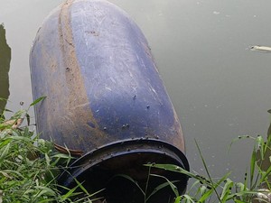 Momen Evakuasi Mayat Wanita Membusuk di Sungai Cisadane, Tong Digergaji