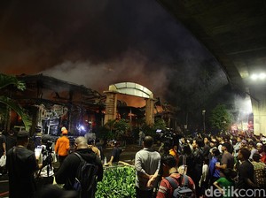 Video: Kebakaran Taman Puring Bikin Penumpang TJ Koridor 13 Jalan Kaki