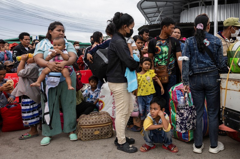 Ribuan warga Kamboja di Thailand berbondong-bondong kembali ke negara asal mereka di tengah perang yang masih berlangsung antara kedua negara, Senin (28/7/2025). (REUTERS/ANDRE MALERBA)