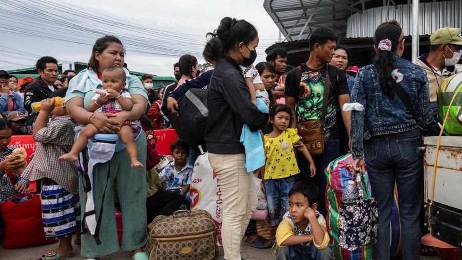 Ribuan warga Kamboja di Thailand berbondong-bondong kembali ke negara asal mereka di tengah perang yang masih berlangsung antara kedua negara, Senin (28/7/2025). (REUTERS/ANDRE MALERBA)