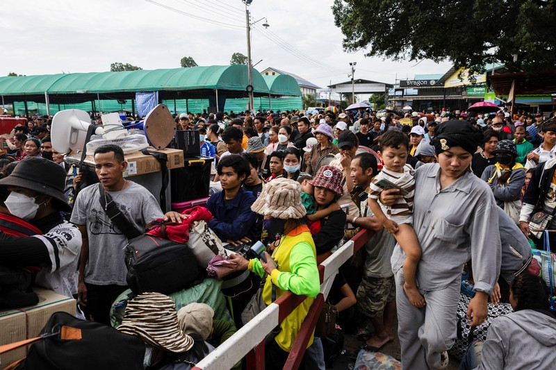 Ribuan warga Kamboja di Thailand berbondong-bondong kembali ke negara asal mereka di tengah perang yang masih berlangsung antara kedua negara, Senin (28/7/2025). (REUTERS/ANDRE MALERBA)