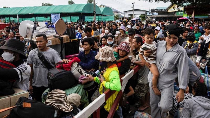 Ribuan warga Kamboja di Thailand berbondong-bondong kembali ke negara asal mereka di tengah perang yang masih berlangsung antara kedua negara, Senin (28/7/2025). (REUTERS/ANDRE MALERBA)