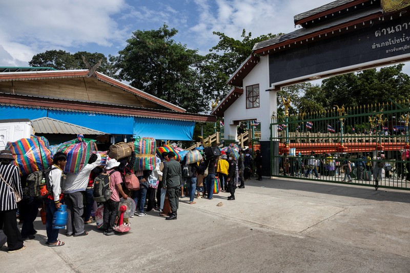 Ribuan warga Kamboja di Thailand berbondong-bondong kembali ke negara asal mereka di tengah perang yang masih berlangsung antara kedua negara, Senin (28/7/2025). (REUTERS/ANDRE MALERBA)