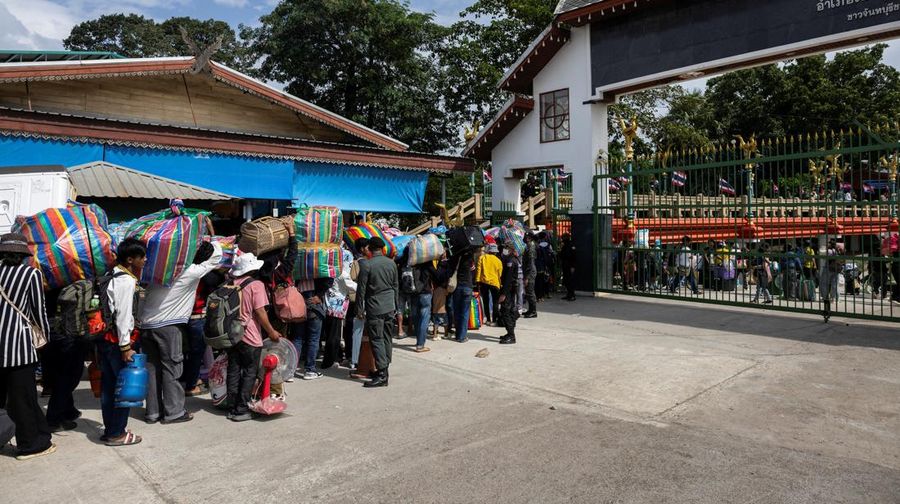 Ribuan warga Kamboja di Thailand berbondong-bondong kembali ke negara asal mereka di tengah perang yang masih berlangsung antara kedua negara, Senin (28/7/2025). (REUTERS/ANDRE MALERBA)