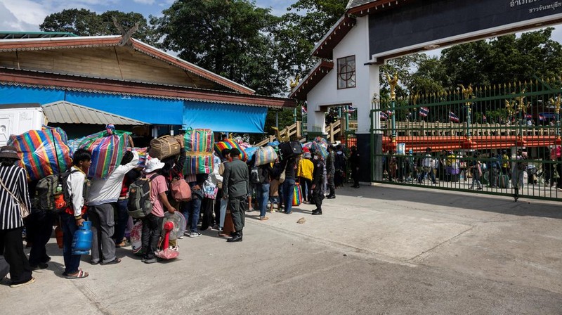 Ribuan warga Kamboja di Thailand berbondong-bondong kembali ke negara asal mereka di tengah perang yang masih berlangsung antara kedua negara, Senin (28/7/2025). (REUTERS/ANDRE MALERBA)