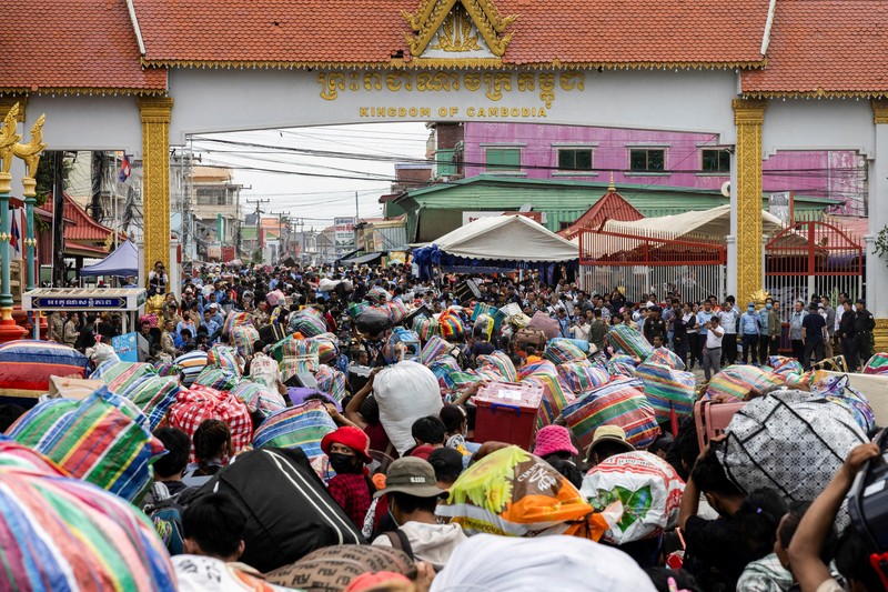Ribuan warga Kamboja di Thailand berbondong-bondong kembali ke negara asal mereka di tengah perang yang masih berlangsung. Ribuan warga Kamboja di Thailand berbondong-bondong kembali ke negara asal mereka di tengah perang yang masih berlangsung antara kedua negara, Senin (28/7/2025). (REUTERS/ANDRE MALERBA)
