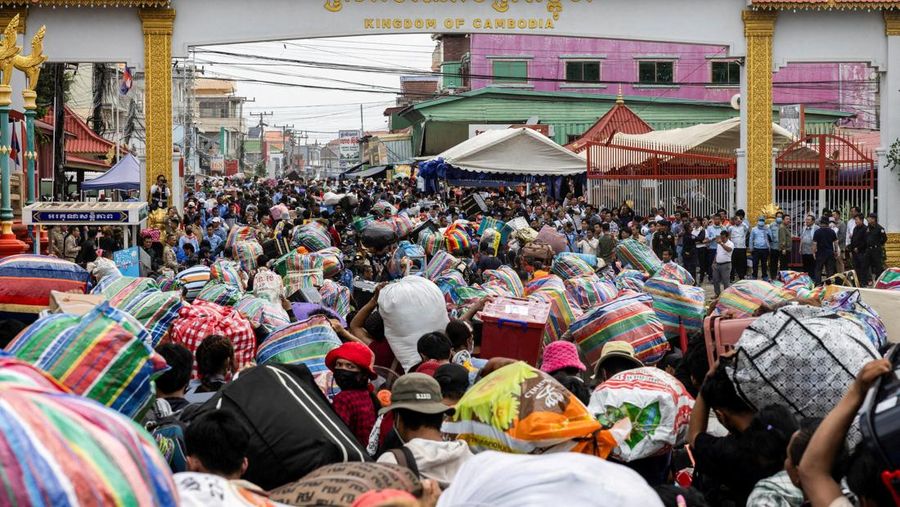 Ribuan warga Kamboja di Thailand berbondong-bondong kembali ke negara asal mereka di tengah perang yang masih berlangsung antara kedua negara, Senin (28/7/2025). (REUTERS/ANDRE MALERBA)