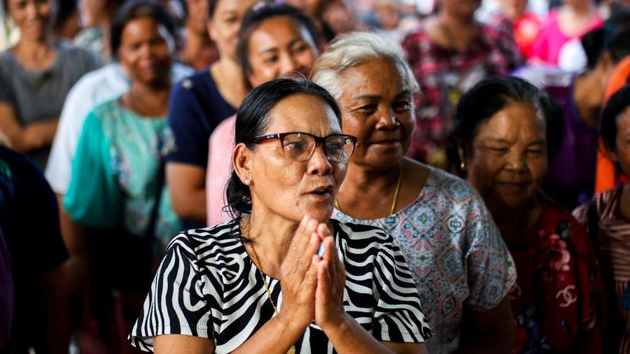 Ribuan warga Kamboja di Thailand berbondong-bondong kembali ke negara asal mereka di tengah perang yang masih berlangsung antara kedua negara, Senin (28/7/2025). (REUTERS/Athit Perawongmetha)