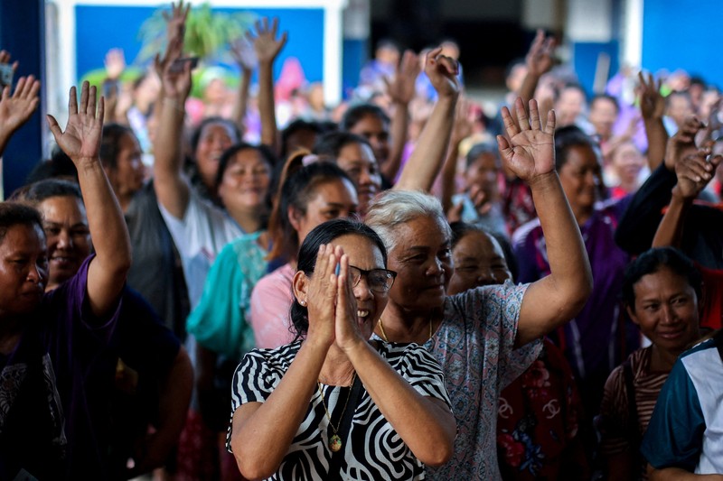 Ribuan warga Kamboja di Thailand berbondong-bondong kembali ke negara asal mereka di tengah perang yang masih berlangsung antara kedua negara, Senin (28/7/2025). (REUTERS/ANDRE MALERBA)