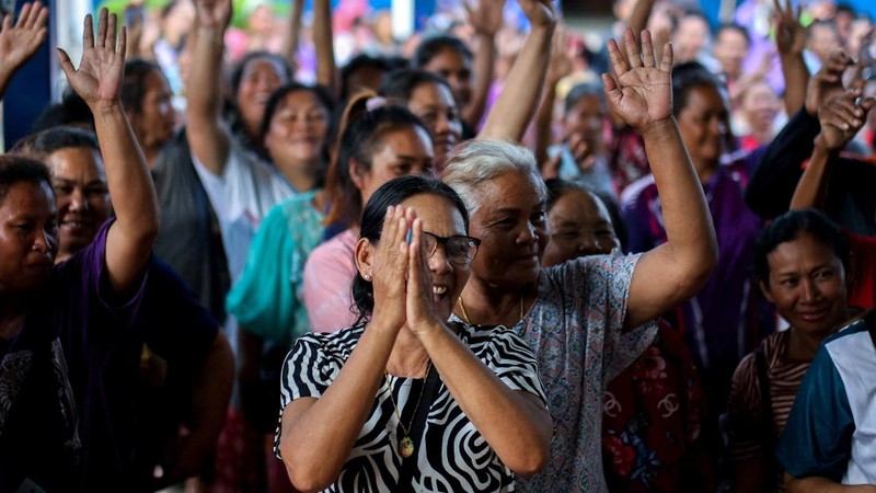 Ribuan warga Kamboja di Thailand berbondong-bondong kembali ke negara asal mereka di tengah perang yang masih berlangsung antara kedua negara, Senin (28/7/2025). (REUTERS/ANDRE MALERBA)
