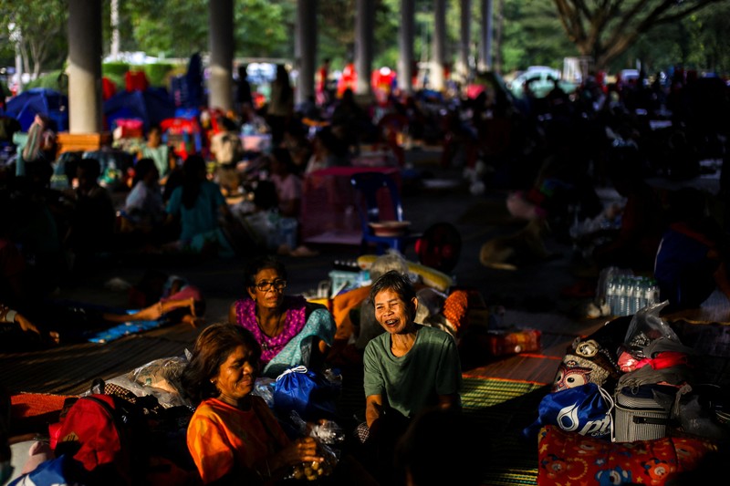 Ribuan warga Kamboja di Thailand berbondong-bondong kembali ke negara asal mereka di tengah perang yang masih berlangsung. Ribuan warga Kamboja di Thailand berbondong-bondong kembali ke negara asal mereka di tengah perang yang masih berlangsung antara kedua negara, Senin (28/7/2025). (REUTERS/ANDRE MALERBA)