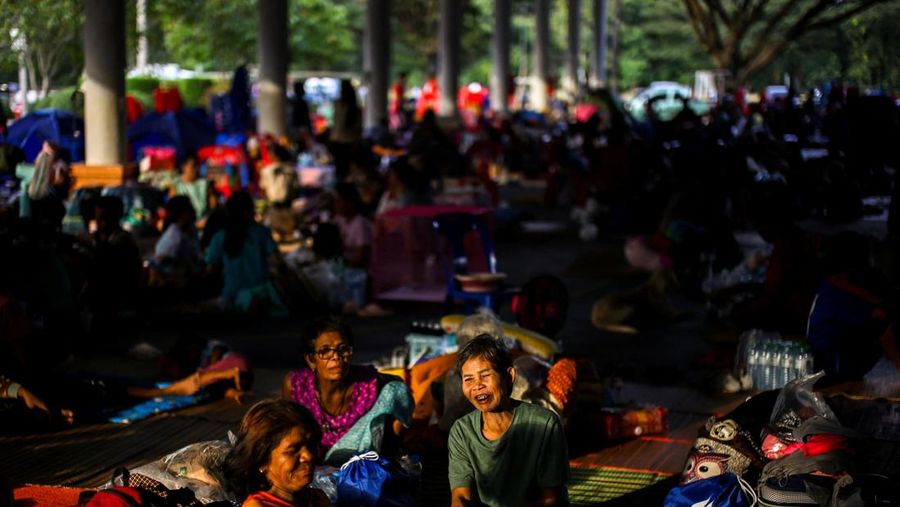 Ribuan warga Kamboja di Thailand berbondong-bondong kembali ke negara asal mereka di tengah perang yang masih berlangsung antara kedua negara, Senin (28/7/2025). (REUTERS/ANDRE MALERBA)
