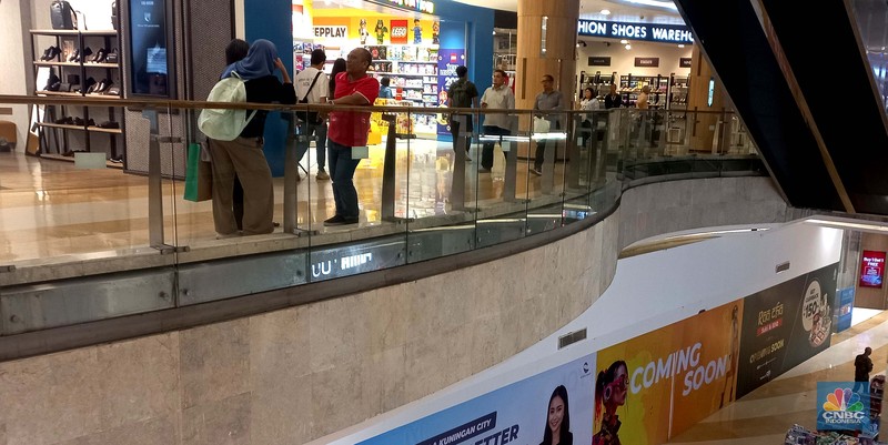 Sejumlah pengujung melintas di salah satu mal di kawasan Jakarta Selatan, Senin, (28/7/2025). (CNBC Indonesia/Muhammad Sabki)