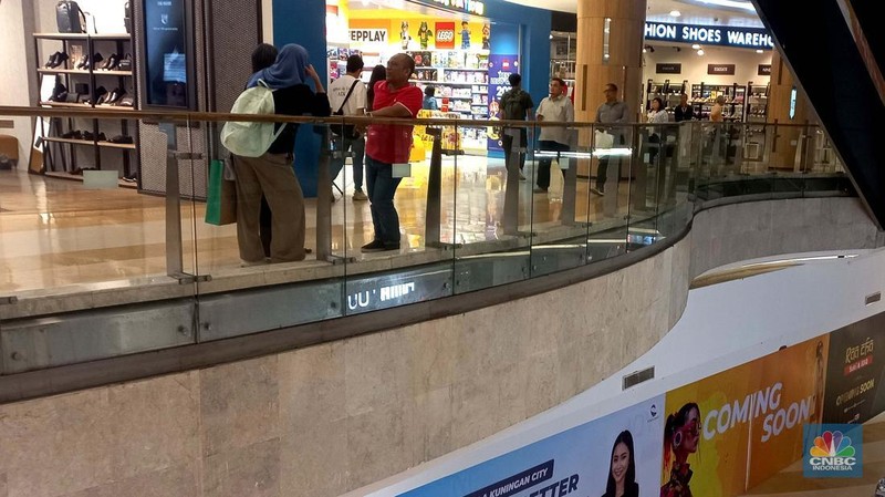 Sejumlah pengujung melintas di salah satu mal di kawasan Jakarta Selatan, Senin, (28/7/2025). (CNBC Indonesia/Muhammad Sabki)