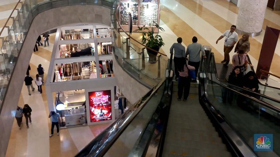 Sejumlah pengujung melintas di salah satu mal di kawasan Jakarta Selatan, Senin, (28/7/2025). (CNBC Indonesia/Muhammad Sabki)