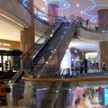 Sejumlah pengujung melintas di salah satu mal di kawasan Jakarta Selatan, Senin, (28/7/2025). (CNBC Indonesia/Muhammad Sabki)