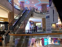 Sejumlah pengujung melintas di salah satu mal di kawasan Jakarta Selatan, Senin, (28/7/2025). (CNBC Indonesia/Muhammad Sabki)