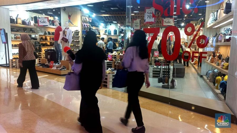 Sejumlah pengujung melintas di salah satu mal di kawasan Jakarta Selatan, Senin, (28/7/2025). (CNBC Indonesia/Muhammad Sabki)