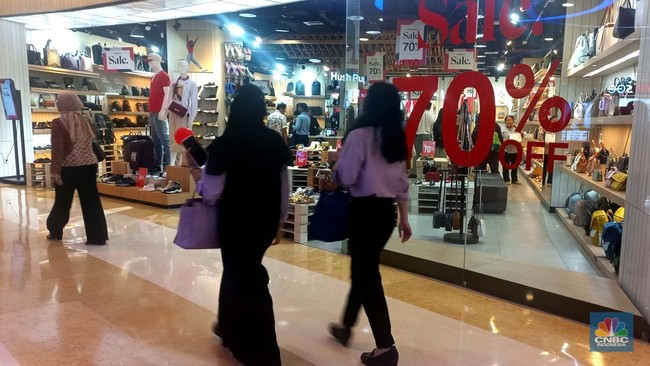 BCA Economist Says Indonesia’s Spending Is Slowing Despite ‘Lipstick Effect’
