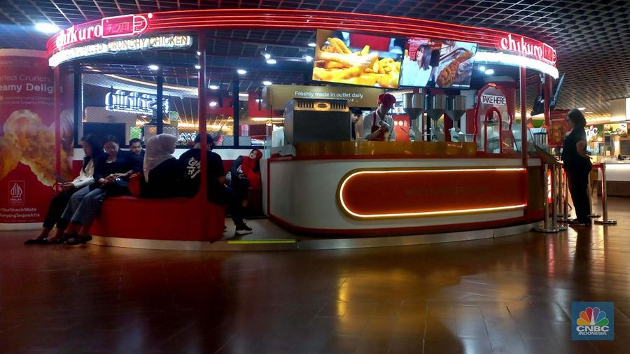 Sejumlah pengujung melintas di salah satu mal di kawasan Jakarta Selatan, Senin, (28/7/2025). (CNBC Indonesia/Muhammad Sabki)