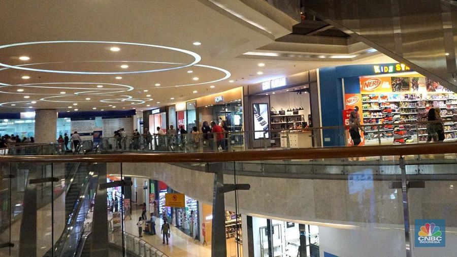 Sejumlah pengujung melintas di salah satu mal di kawasan Jakarta Selatan, Senin, (28/7/2025). (CNBC Indonesia/Muhammad Sabki)