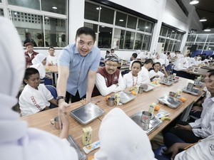 Seskab Teddy Makan Malam Bareng-Tonton Pentas Seni Sekolah Rakyat Bogor