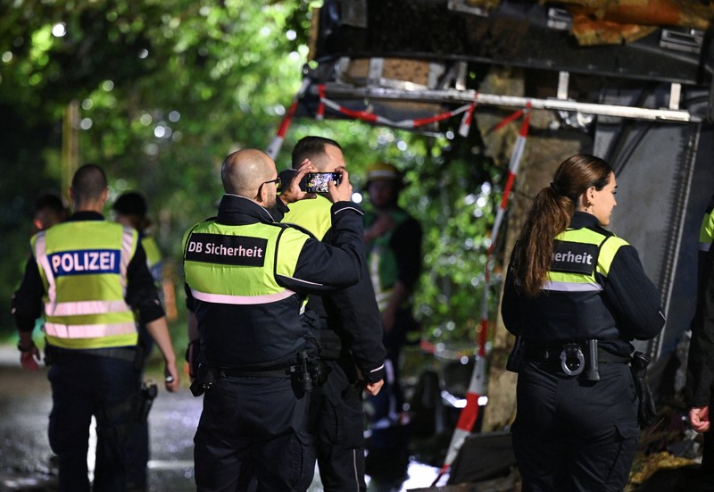 Petugas darurat bekerja di lokasi kereta lokal tergelincir yang menyebabkan kematian beberapa penumpang, di Riedlingen dekat Biberach, Jerman, 27 Juli 2025. Petugas darurat bekerja di lokasi kereta lokal tergelincir yang menyebabkan kematian beberapa penumpang, di Riedlingen dekat Biberach, Jerman, 27 Juli 2025. (REUTERS/Markus Ulmer)