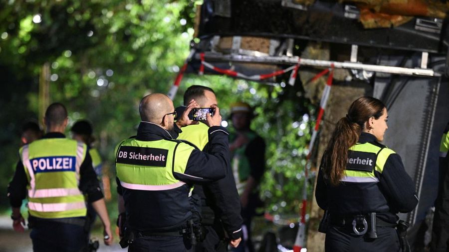 Petugas darurat bekerja di lokasi kereta lokal tergelincir yang menyebabkan kematian beberapa penumpang, di Riedlingen dekat Biberach, Jerman, 27 Juli 2025. (REUTERS/Markus Ulmer)