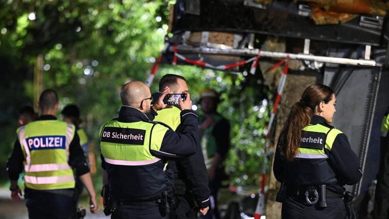 Petugas darurat bekerja di lokasi kereta lokal tergelincir yang menyebabkan kematian beberapa penumpang, di Riedlingen dekat Biberach, Jerman, 27 Juli 2025. (REUTERS/Markus Ulmer)