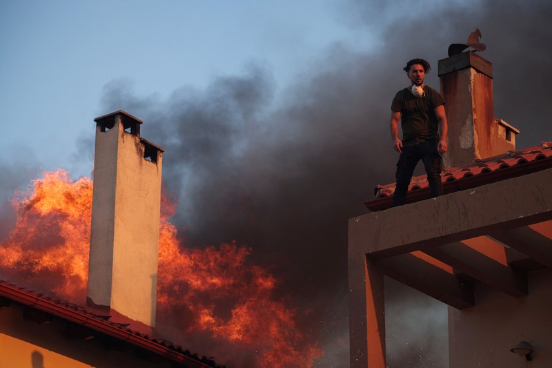 Pemandangan rumah yang hancur akibat kebakaran hutan di desa Kryoneri, dekat Athena, Yunani, 26 Juli 2025. Pemandangan rumah yang hancur akibat kebakaran hutan di desa Kryoneri, dekat Athena, Yunani, 26 Juli 2025. (REUTERS/Alkis Konstantinidis)