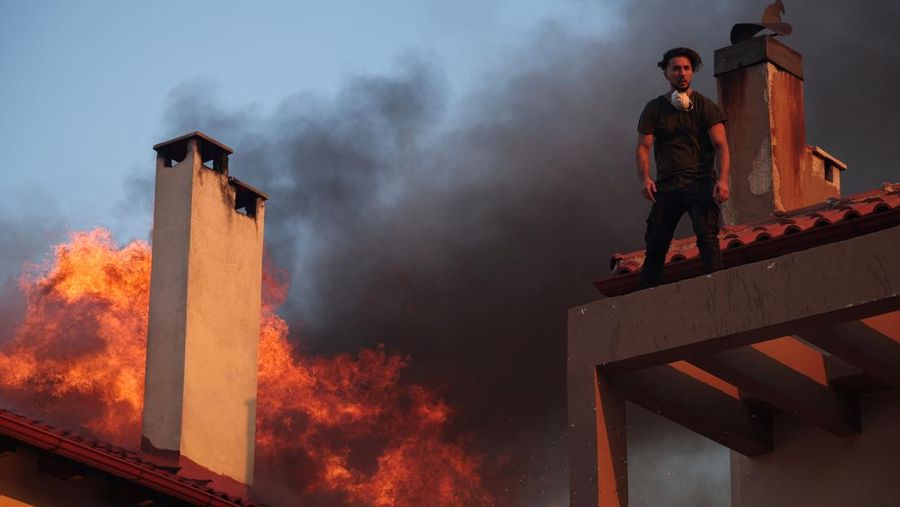 Pemandangan rumah yang hancur akibat kebakaran hutan di desa Kryoneri, dekat Athena, Yunani, 26 Juli 2025. (REUTERS/Alkis Konstantinidis)