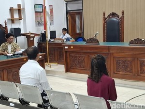 Gelagat Eks Kapolres Ngada-Mahasiswi Penjual 3 Anak Saat Sidang di Kupang