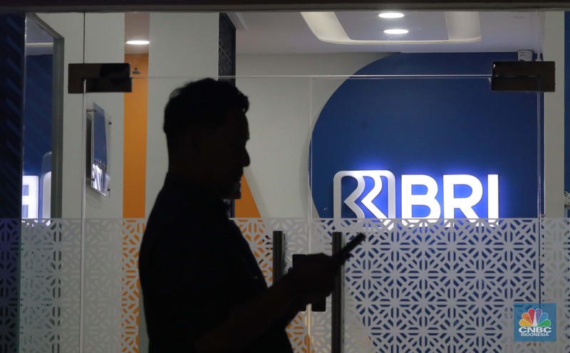 Warga melakukan transaksi di Anjungan Tunai Mandiri (ATM), Jakarta. Warga melakukan transaksi di Anjungan Tunai Mandiri (ATM), Jakarta, Senin (28/7/2025). (CNBC Indonesia/Muhhamd Sabki)