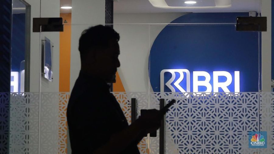 Warga melakukan transaksi di Anjungan Tunai Mandiri (ATM), Jakarta, Senin (28/7/2025). (CNBC Indonesia/Muhhamd Sabki)