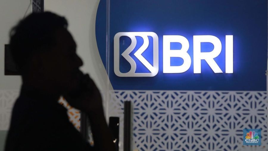 Warga melakukan transaksi di Anjungan Tunai Mandiri (ATM), Jakarta, Senin (28/7/2025). (CNBC Indonesia/Muhhamd Sabki)