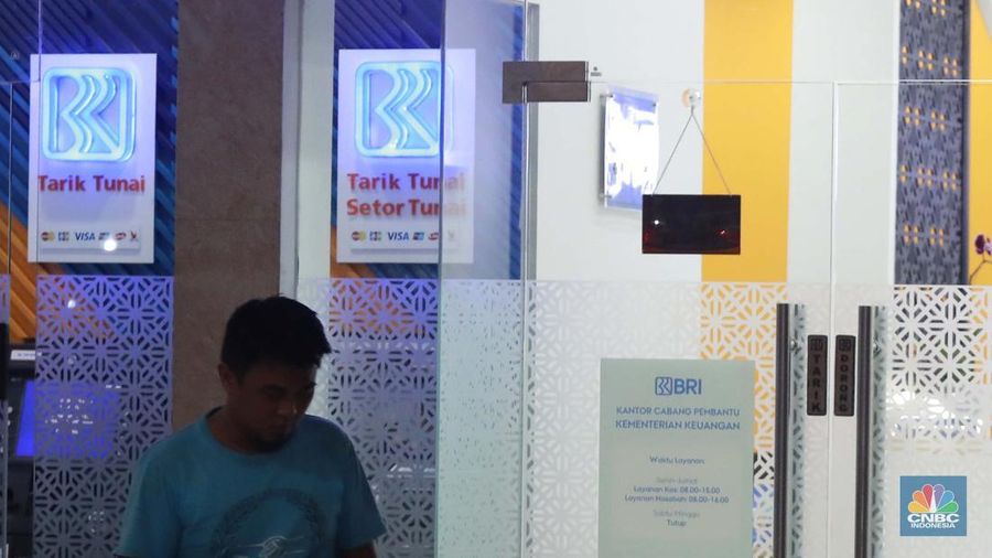 Warga melakukan transaksi di Anjungan Tunai Mandiri (ATM), Jakarta, Senin (28/7/2025). (CNBC Indonesia/Muhhamd Sabki)