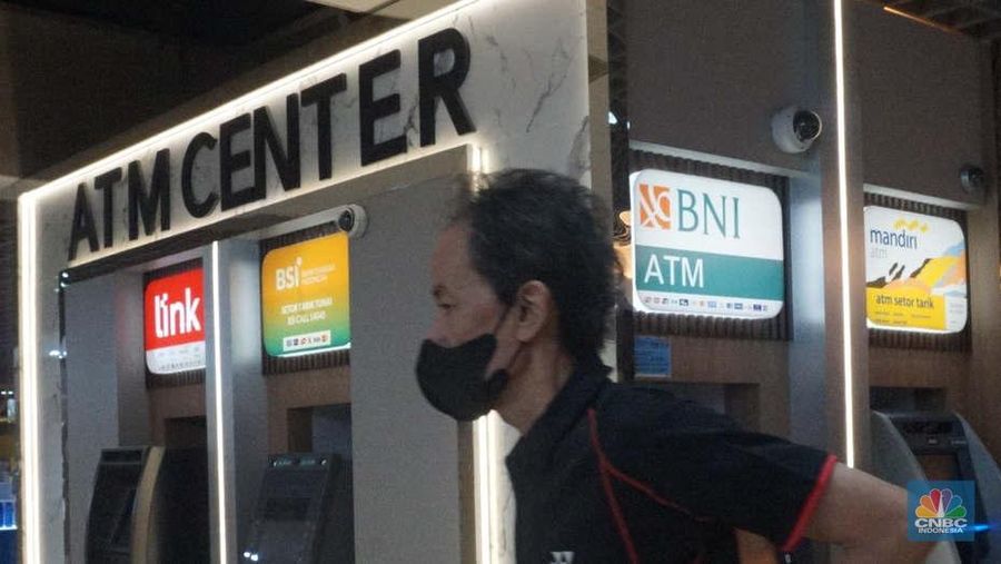 Warga melakukan transaksi di Anjungan Tunai Mandiri (ATM), Jakarta, Senin (28/7/2025). (CNBC Indonesia/Muhhamd Sabki)