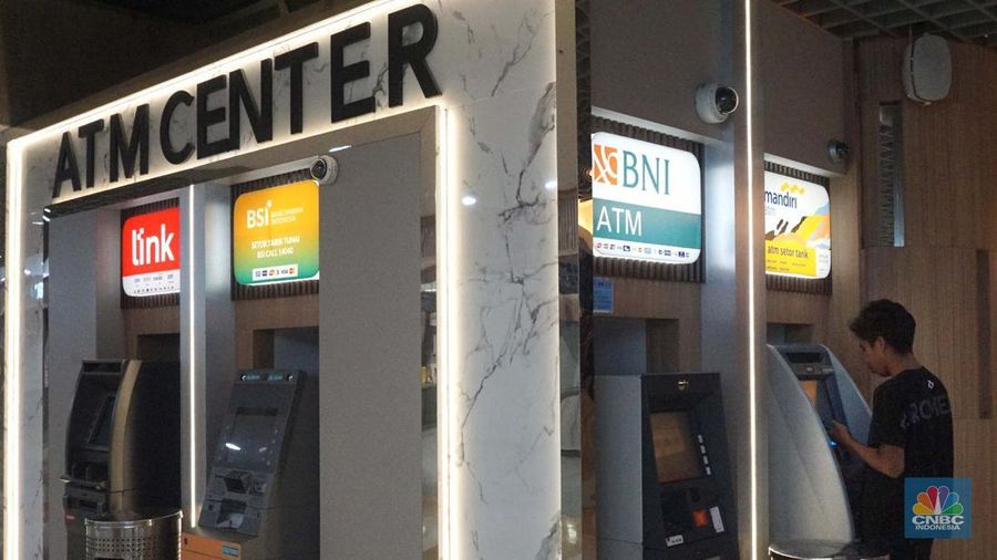 Warga melakukan transaksi di Anjungan Tunai Mandiri (ATM), Jakarta, Senin (28/7/2025). (CNBC Indonesia/Muhhamd Sabki)