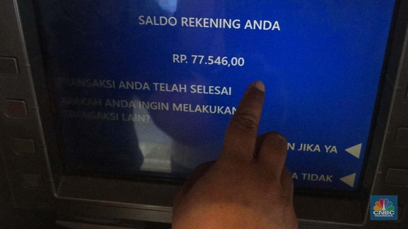 Warga melakukan transaksi di Anjungan Tunai Mandiri (ATM), Jakarta, Senin (28/7/2025). (CNBC Indonesia/Muhhamd Sabki)