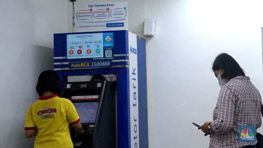 Warga melakukan transaksi di Anjungan Tunai Mandiri (ATM), Jakarta, Senin (28/7/2025). (CNBC Indonesia/Muhhamd Sabki)