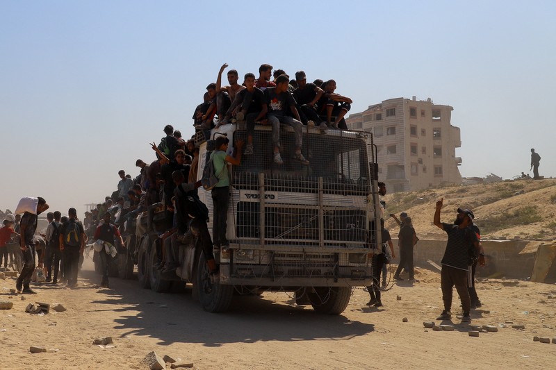 Warga Palestina berkumpul saat mencari bantuan yang masuk ke Gaza melalui Israel, di Beit Lahia, Jalur Gaza utara, 27 Juli 2025. (REUTERS/Mahmoud Issa)