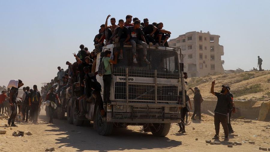 Warga Palestina berkumpul saat mencari bantuan yang masuk ke Gaza melalui Israel, di Beit Lahia, Jalur Gaza utara, 27 Juli 2025. (REUTERS/Mahmoud Issa)