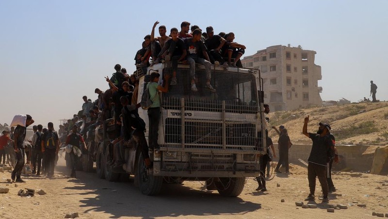 Warga Palestina berkumpul saat mencari bantuan yang masuk ke Gaza melalui Israel, di Beit Lahia, Jalur Gaza utara, 27 Juli 2025. (REUTERS/Mahmoud Issa)